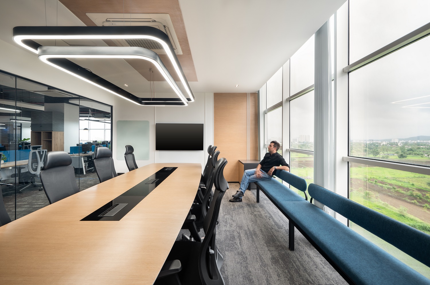 Smart Office Technology for a Connected and Efficient Workplace