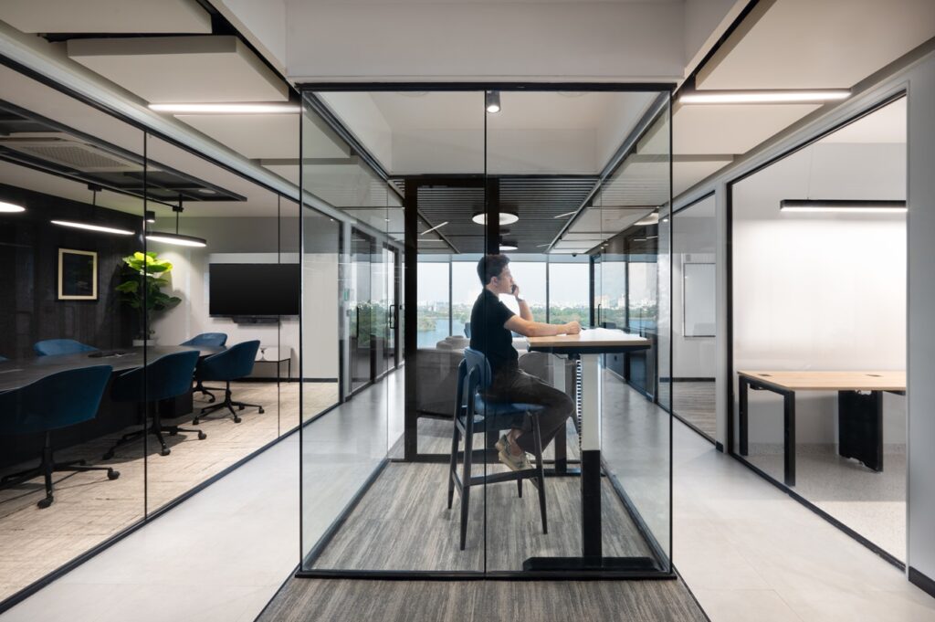 The Role of Technology in Modern Office Interiors: From Smart Spaces to IoT Integration