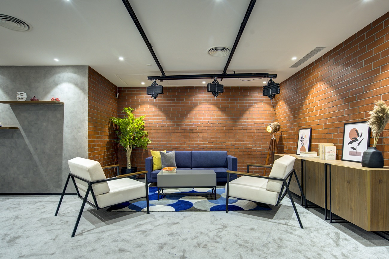 The Impact of Ergonomics on Employee Health and Productivity in Office Spaces